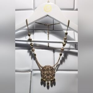Elegant Gold Necklace with Intricate Pendant